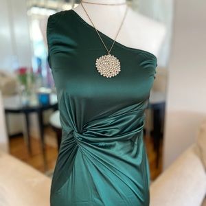 Emerald green dress with slit. Hot Miami styles